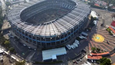 “凯拉·西蒙斯Instagram秀透视装，衣柜故障疑云引发热议”