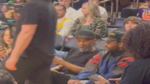 “英超新一轮较量：曼联连胜势头强劲跃居第六，阿森纳独领风骚领跑积分榜！”